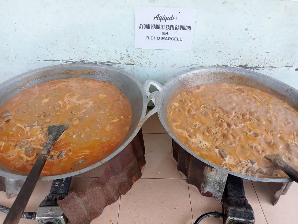 Dua kuali besar olahan gulai aqiqah di dapur pengolahan Pondok Aqiqah