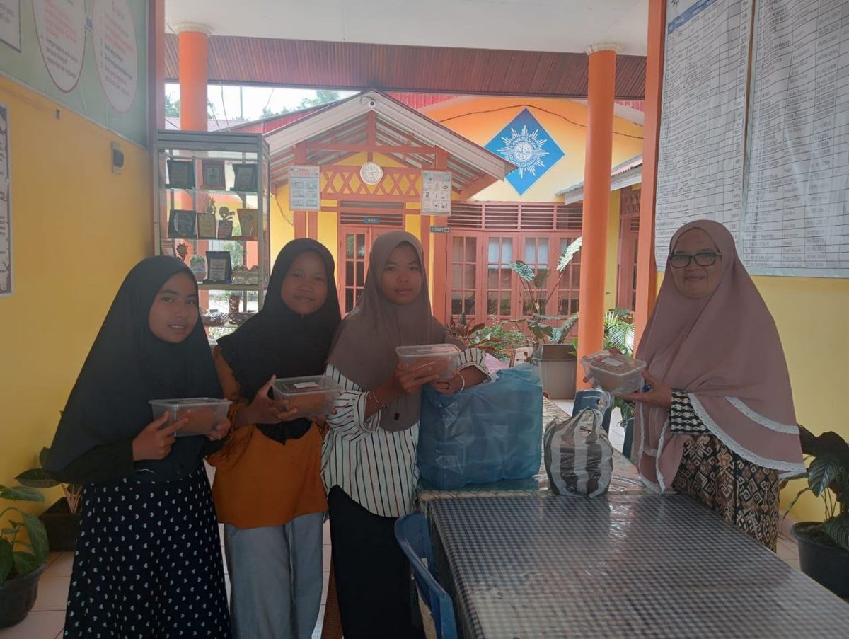 Penyaluran amanah paket aqiqah dari perantau ke santriwati dan panti asuhan
