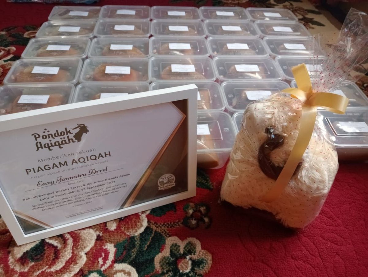 Piagam aqiqah resmi berbingkai dan boneka domba souvenir untuk persiapan acara aqiqah